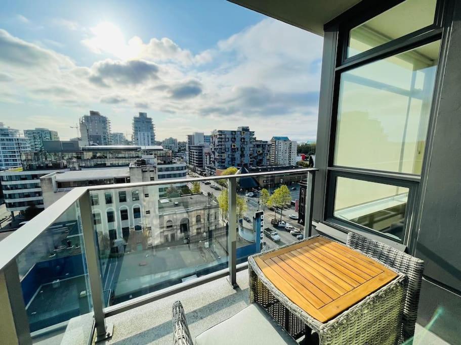 Modern 2 Bedroom Ocean Views Victoria Downtown Free Parking ภายนอก รูปภาพ